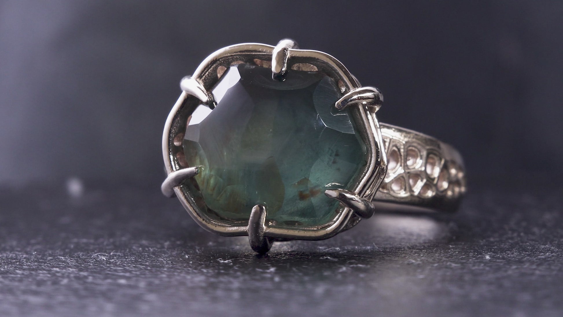 Montana Sapphire ring in white gold with a dark dramatic environment